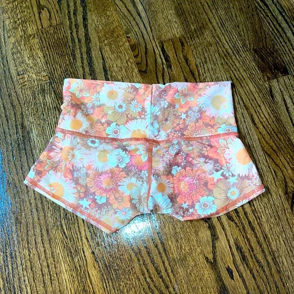 TEEKI YOGA SHORTS FLOWER SMALL SISTERS OF THE SUN - Picture 1 of 3